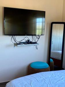 努尔德Cozy Apartment a 2 minutes to the Marriott的挂在床边墙上的平面电视