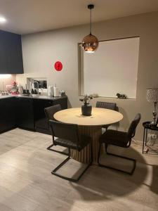 NjarðvíkBeautiful apartment near Airport的厨房配有桌椅和桌椅。