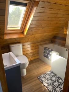 贝克斯利Little Barn ideal for short stays的一间带卫生间、水槽和窗户的浴室