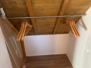 贝克斯利Little Barn ideal for short stays的客房设有带毛巾架的木制天花板。