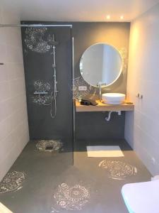 贝纳哈拉菲Lovely Guesthouse in Benajarafe的带淋浴、水槽和镜子的浴室