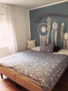 贝纳哈拉菲Lovely Guesthouse in Benajarafe的卧室配有一张大床,墙上装饰有装饰品