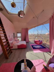 瓦莱Clear Sky Resorts - Grand Canyon - Unique Sky Domes的儿童卧室配有两张床和秋千