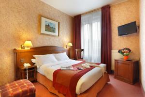 巴黎派克斯共和酒店的一间设有大床和窗户的酒店客房
