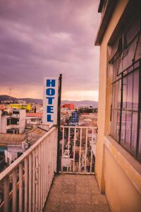 韦韦特南戈Hotel Shinula的阳台一侧的酒店标志