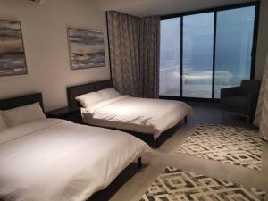 FinsWadi Shab/Fins Villa的酒店客房设有两张床和窗户。