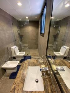 FinsWadi Shab/Fins Villa的浴室设有2个卫生间、水槽和镜子
