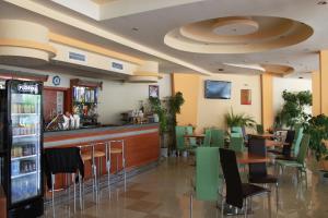 希典Hotel Energy的餐厅设有酒吧和桌椅