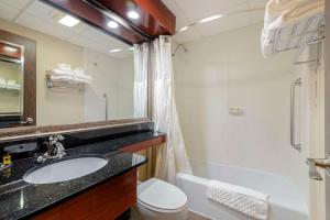 奥古斯塔市政中心贝斯特韦斯特酒店的浴室配有盥洗盆、卫生间和浴缸。
