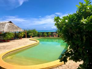 PaeaSuperbe bord de mer, accès lagon et piscine privée的度假村中央的游泳池