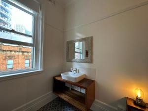 悉尼The Resch House的一间带水槽和窗户的浴室