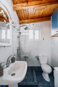 雅典Penthouse of diamond的浴室配有白色水槽和卫生间。