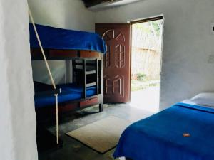 伊瓦格Casa completa Bosque Ibagué的卧室设有两张双层床,位于带门的房间
