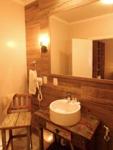 格拉玛多贝塔尼亚旅馆的一间带水槽和镜子的浴室