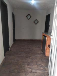 杜兰戈Abitare Durango By Grupo Salazar的一间空房间,设有瓷砖地板和黑色门