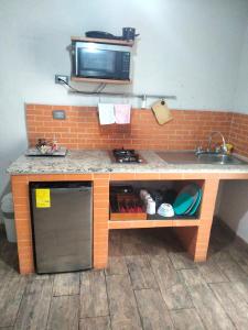 杜兰戈Abitare Durango By Grupo Salazar的小型厨房配有水槽和微波炉