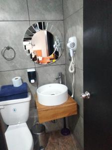 杜兰戈Abitare Durango By Grupo Salazar的一间带水槽和镜子的浴室