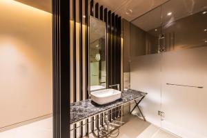 大田Le Stendal Hotel的一间带水槽和镜子的浴室