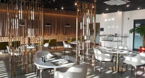 SinanC-One Resort Jaeundo的一间在房间内配有桌椅的餐厅