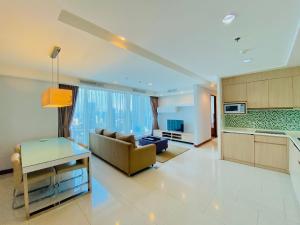 雅加达Habitare Apart Hotel Rasuna Jakarta Powered by Archipelago的带沙发的大客厅和厨房