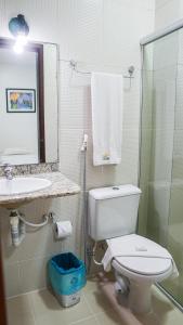圣路易斯Belaris Hotel antes Hotel Costa do Calhau的一间带卫生间、水槽和镜子的浴室