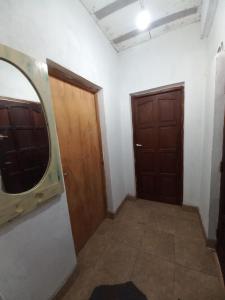 特尔马斯德里奥翁多La Termenia的一间设有两扇门的房间和一面墙上的镜子