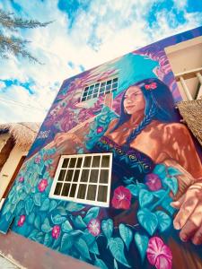 奥尔沃克斯岛Barco Verde Hostel的建筑物一侧的女人画