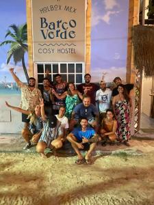 奥尔沃克斯岛Barco Verde Hostel的一群人摆在旅馆前面的照片