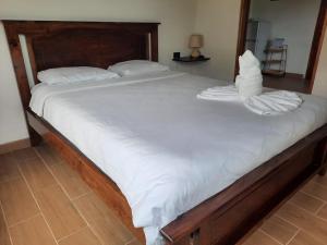 埃尔卡斯蒂约Essence Arenal Spa & Yoga的一张配有白色床单和枕头的大床