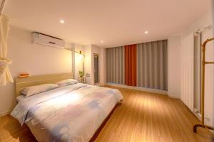 北京通州区颢宸公寓的一间卧室,卧室内配有一张大床