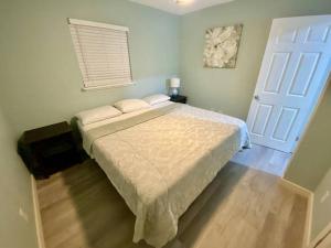 盖恩斯维尔Serene renovated oasis near downtown area的一间卧室配有一张床和一个蓝色的门