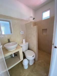 奥尔沃克斯岛Barco Verde Hostel的一间带卫生间和水槽的浴室