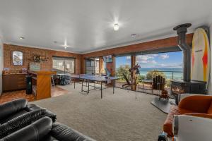 切尔西Beachfront-private beach access and 180 degree bay views!的客厅设有台球桌和壁炉。