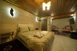 格雷梅格雷梅洞穴酒店的一间卧室,卧室内配有一张大床