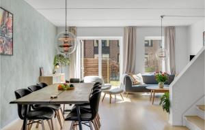 哥本哈根Beautiful Home In Kbenhavn S With Wifi And 4 Bedrooms的用餐室以及带桌椅的起居室。