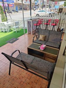 农布Cafe Nana Hotel的庭院设有两张床和一张桌子及椅子。