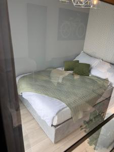卡托维兹Marcinkowskiego 11 - 3的一张位于带玻璃窗的房间里的床
