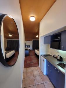 奥克兰城市帆船汽车旅馆的带镜子的厨房和客厅