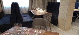Gorni DŭbnikPark Hotel Viasport的用餐室配有带酒杯的长桌