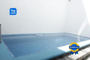 圣布拉斯Casa San blas Islitas 60的一个带顶级标志的大型游泳池