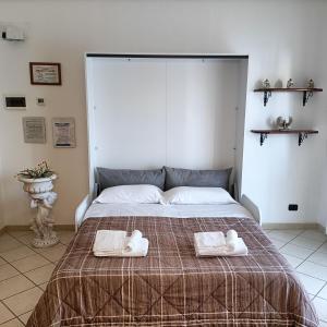 普蒂尼亚诺A Casetta的一间卧室配有一张床,上面有两条毛巾