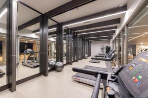 清迈Travelodge Nimman的健身房设有跑步机和一排机器