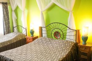内罗毕科维扎住宿加早餐旅馆的一间卧室设有两张床和两张台灯。