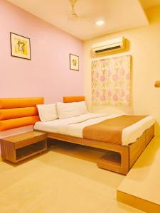 孟买Hotel Amfahh - Andheri West Railway Station的卧室配有一张床