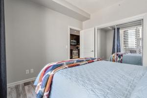 卡尔加里City View 1BR Downtown Calgary的白色的卧室设有床和窗户