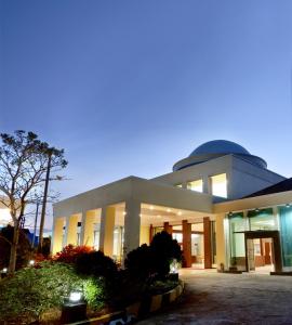LepoleopSahid Azizah Syariah Hotel and Convention Kendari的一座大型建筑,上面有一个圆顶