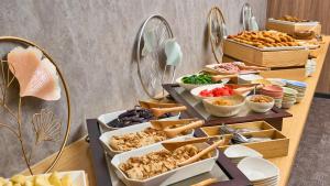 高山Hotel and Spa Gift TAKAYAMA的自助餐,餐桌上供应不同类型的食物