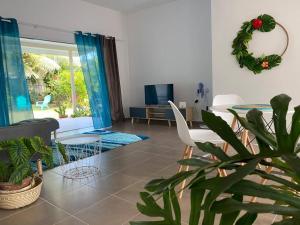 PaeaAna iti Lodge PAEA Tahiti的客厅配有沙发和植物桌子
