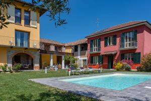卡内利Villa La Martina的一座别墅,在一座建筑前设有一个游泳池