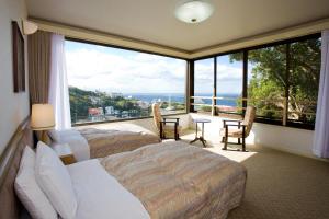 白滨特卡酷凯泰酒店的酒店客房设有两张床和大窗户。